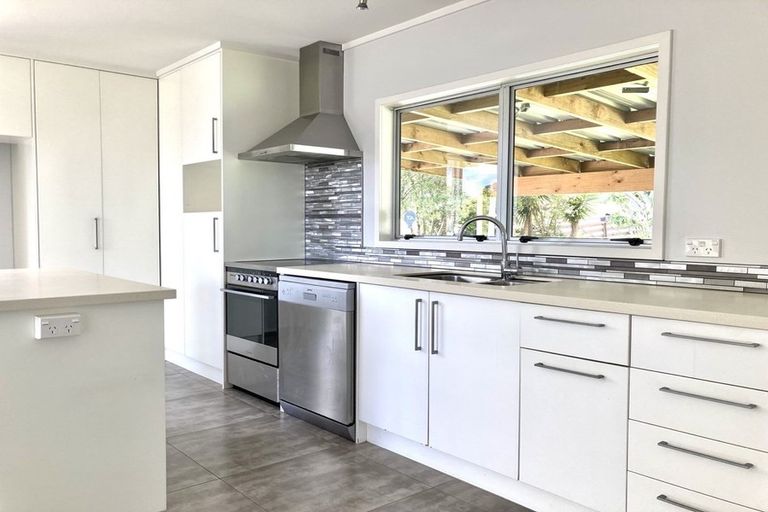 Photo of property in 21 West Harbour Drive, West Harbour, Auckland, 0618