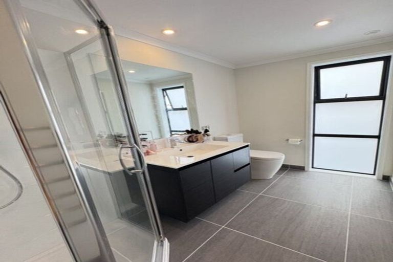 Photo of property in 16 Whiri Lane, Hobsonville, 0616