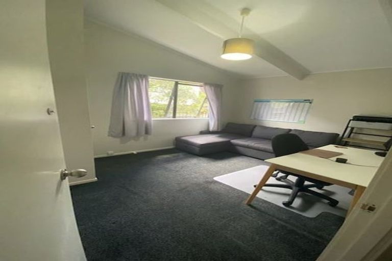 Photo of property in 2/14 Thalia Place, Totara Vale, Auckland, 0629