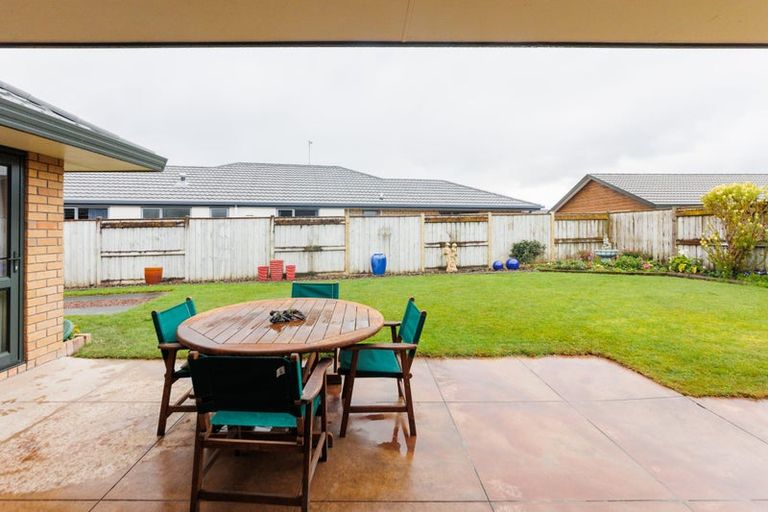 Photo of property in 24 Johnstone Drive, Fitzherbert, Palmerston North, 4410