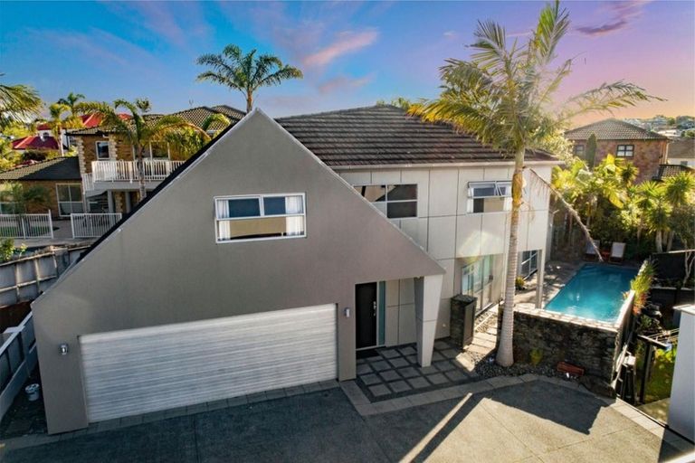 Photo of property in 9a Lupetti Rise, West Harbour, Auckland, 0618