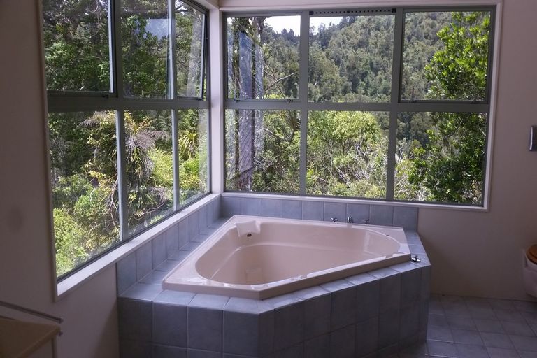 Photo of property in 182 Opanuku Road, Henderson Valley, Auckland, 0612
