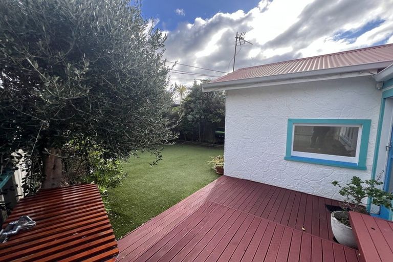 Photo of property in 83 Apu Crescent, Lyall Bay, Wellington, 6022