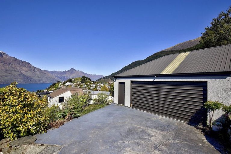 Photo of property in 92 Wynyard Crescent, Fernhill, Queenstown, 9300