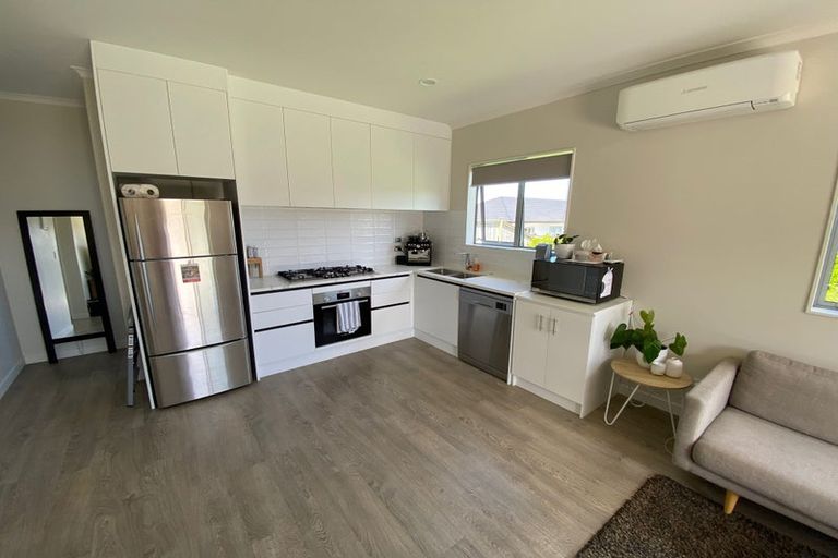 Photo of property in 18 Gilbransen Road, Kumeu, 0810