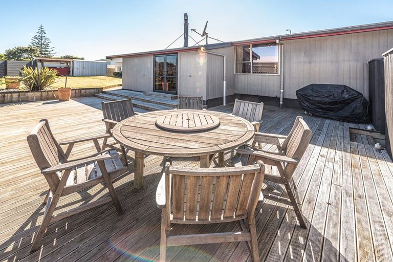 Photo of property in 64 Hinau Street, Castlecliff, Whanganui, 4501