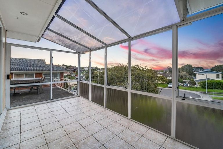 Photo of property in 28 Lydford Place, Glendene, Auckland, 0602