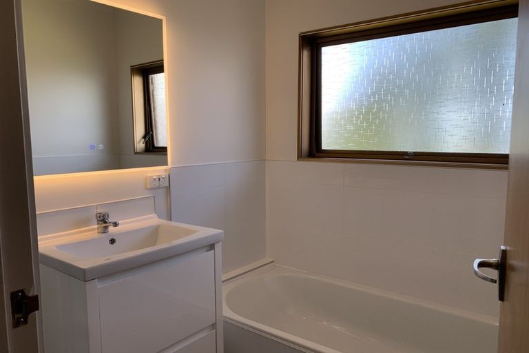 Photo of property in 2/371 Wairau Road, Totara Vale, Auckland, 0629