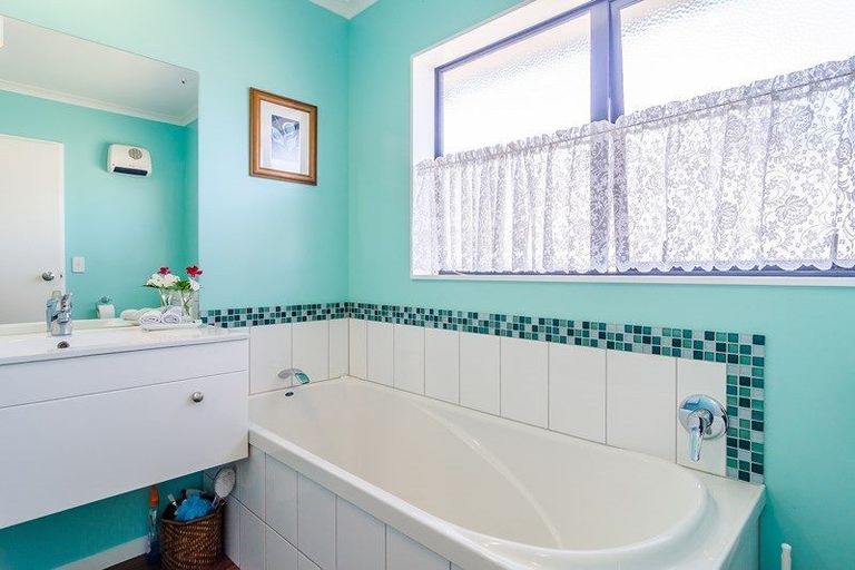 Photo of property in 8 Georgia Grove, Paraparaumu, 5032