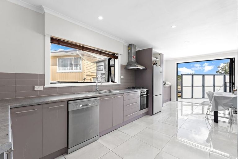 Photo of property in 18 Murray Road, Te Atatu Peninsula, Auckland, 0610