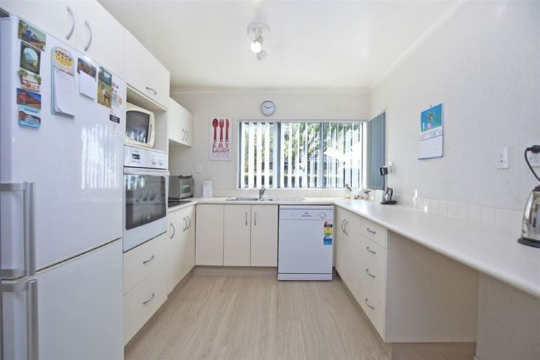 Photo of property in 2 Westvale Avenue, Ranui, Auckland, 0612