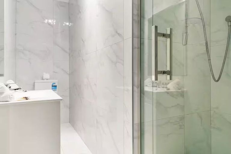 Photo of property in 5 Sunvista Avenue, Oteha, Auckland, 0632