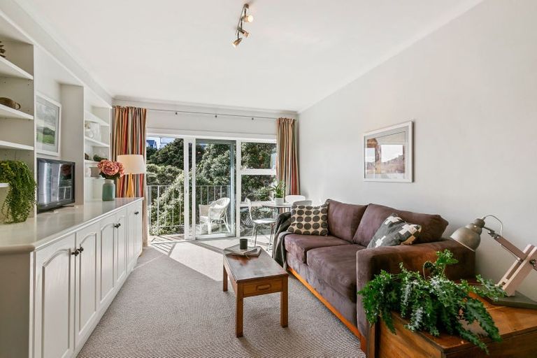 Photo of property in Kingsgate Flats, 10 Austin Street, Mount Victoria, Wellington, 6011