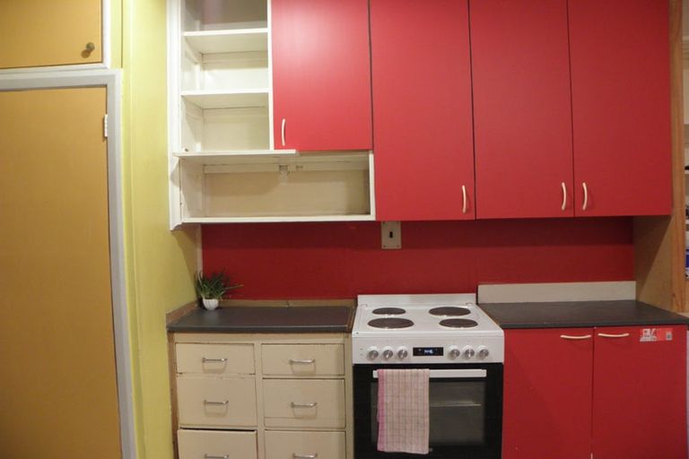 Photo of property in 2 Hobson Place, Takaro, Palmerston North, 4412