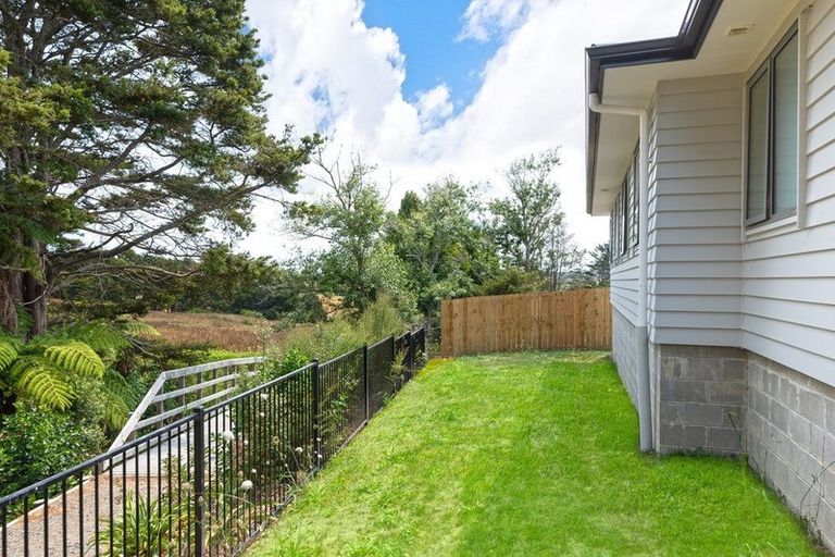 Photo of property in 21 Vinistra Road, Kumeu, 0810