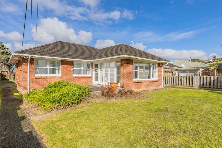 Photo of property in 24 Ocean View Road, Northcote, Auckland, 0627