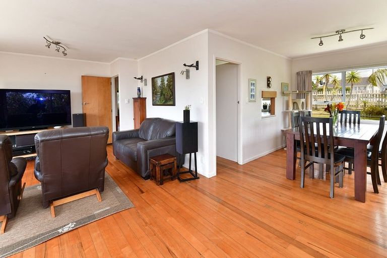 Photo of property in 763 East Coast Road, Northcross, Auckland, 0630