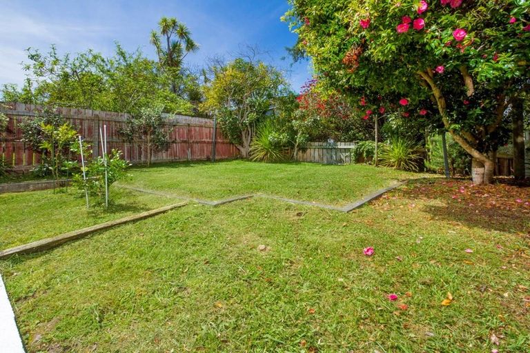 Photo of property in 1 Red Bluff Rise, Campbells Bay, Auckland, 0630
