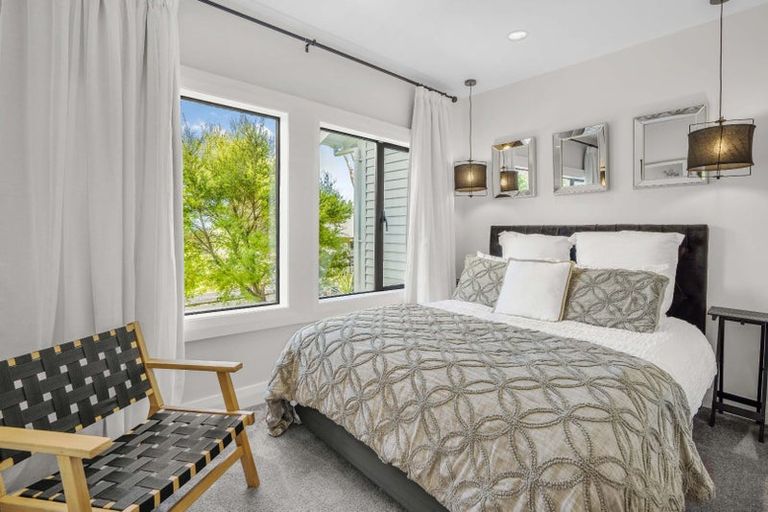 Photo of property in 33 Waitohu Road, York Bay, Lower Hutt, 5013