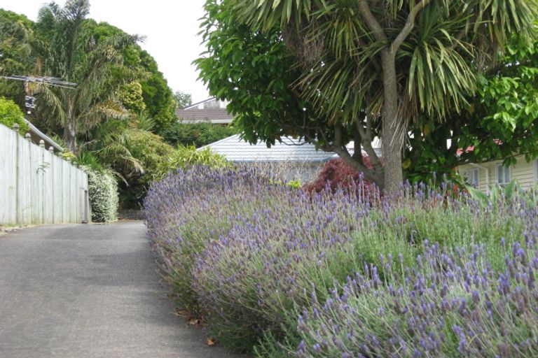 Photo of property in 8 Kiwi Esplanade, Mangere Bridge, Auckland, 2022