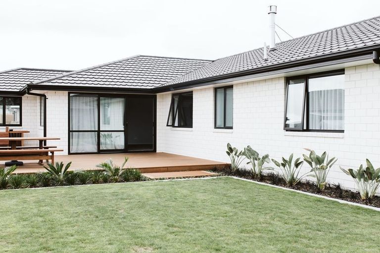 Photo of property in 16 Powhaitere Road, One Tree Point, 0118