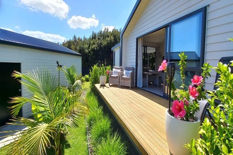 Photo of property in 2 Meenas Place, Cable Bay, 0420