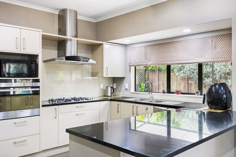 Photo of property in 1 Seresin Crescent, Flat Bush, Auckland, 2016