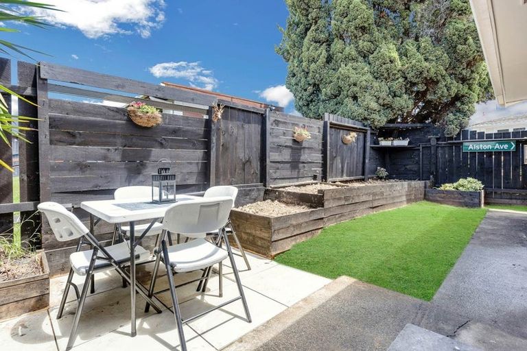 Photo of property in 1/11 Alston Avenue, Kelston, Auckland, 0602