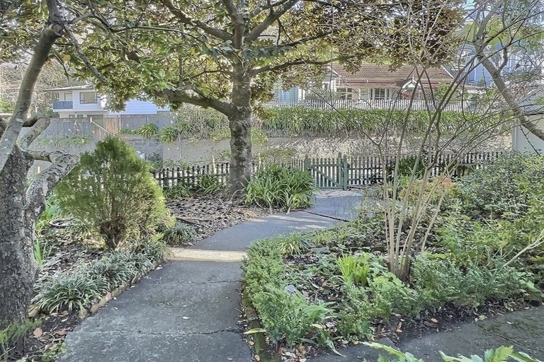 Photo of property in 37 Milton Road, Bluff Hill, Napier, 4110