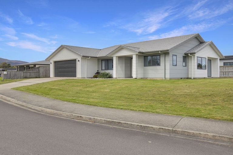 Photo of property in 2 Kingi Te Ahoaho Place, Otaki, 5512
