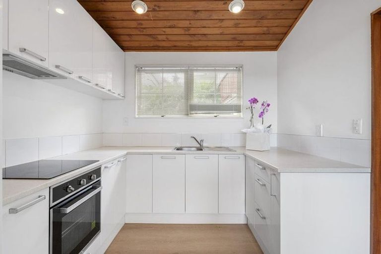 Photo of property in 2/235 Sunset Road, Sunnynook, Auckland, 0632