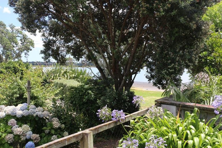 Photo of property in 2 Twin Wharf Road, Herald Island, Auckland, 0618