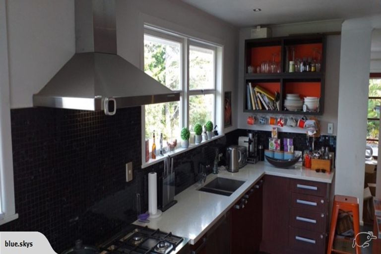 Photo of property in 53 Cliff View Drive, Green Bay, Auckland, 0604