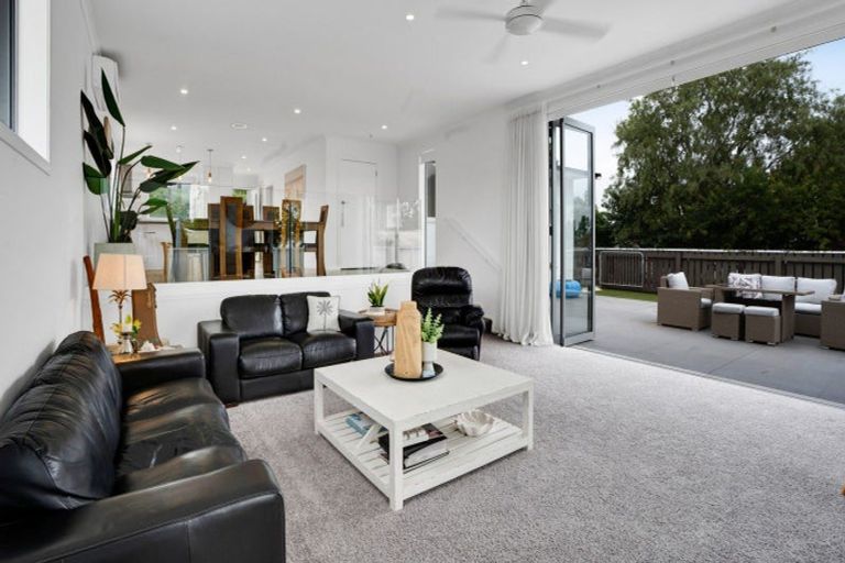 Photo of property in 15 Kowhai Street, Strandon, New Plymouth, 4312