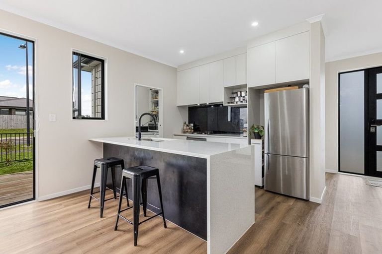 Photo of property in 2 Poutawa Lane, Clarks Beach, 2122