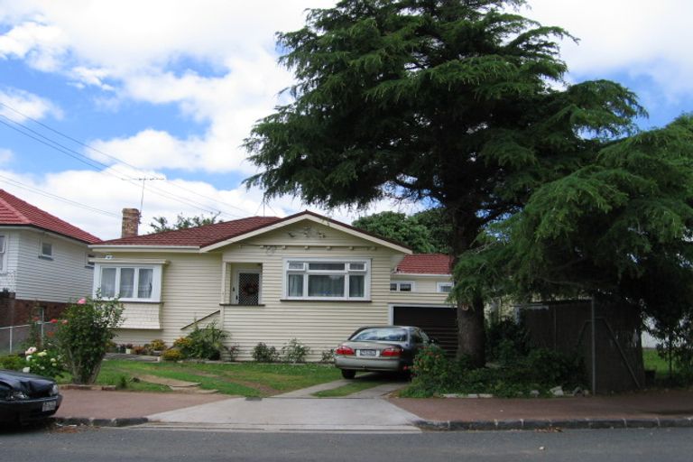 Photo of property in 1 Pasadena Avenue, Point Chevalier, Auckland, 1022
