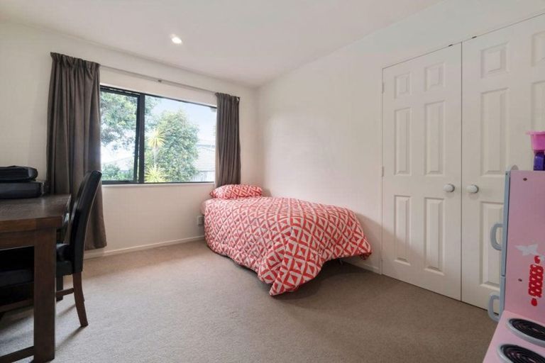 Photo of property in 19 Rosetti Rise, West Harbour, Auckland, 0618