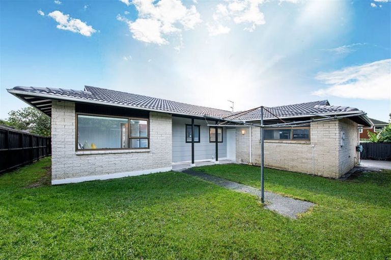 Photo of property in 2/322 Te Atatu Road, Te Atatu South, Auckland, 0610