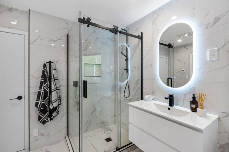 Photo of property in 25 Longfellow Parade, Glen Eden, Auckland, 0604