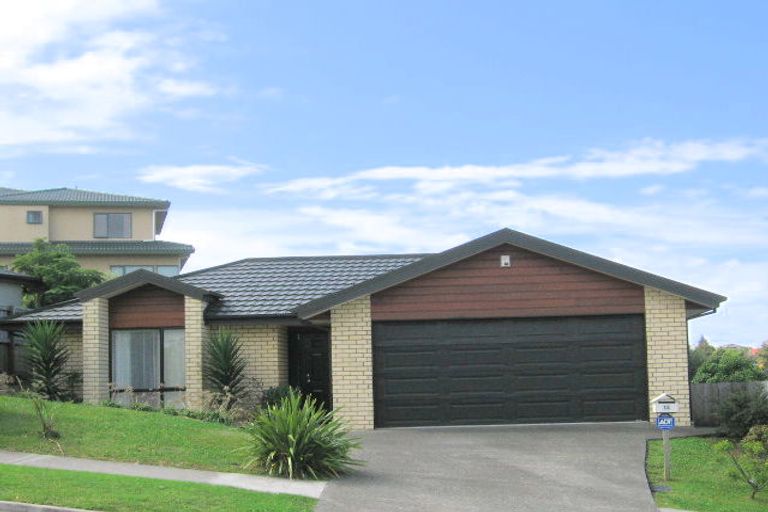 Photo of property in 15 Rising Parade, Fairview Heights, Auckland, 0632