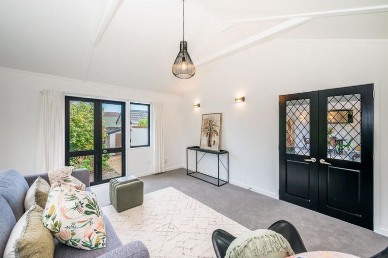 Photo of property in 10 Kakariki Grove, Waikanae, 5036