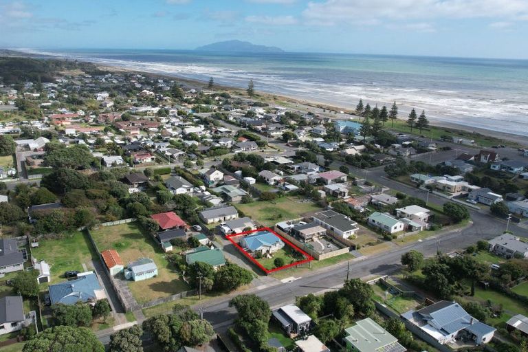 Photo of property in 9 Toi Street, Otaki Beach, Otaki, 5512