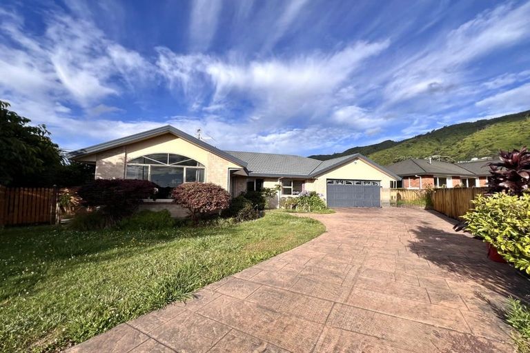 Photo of property in 10 Balmerino Grove, Waikanae, 5036