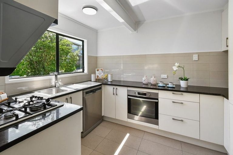 Photo of property in 1/7 Banksia Place, Goodwood Heights, Auckland, 2105