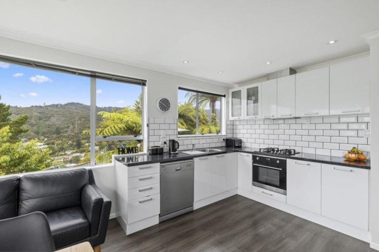 Photo of property in 28 Clapham Grove, Stokes Valley, Lower Hutt, 5019