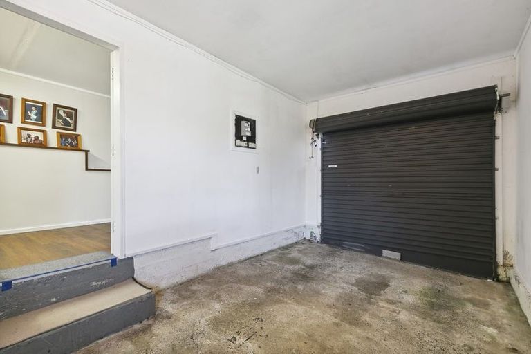 Photo of property in 23 Griffiths Grove, Newlands, Wellington, 6037
