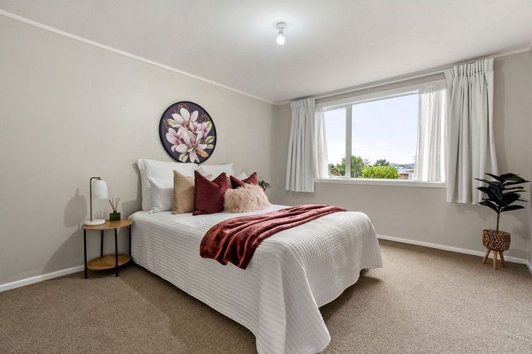 Photo of property in 1/15 Bloomsbury Grove, Newlands, Wellington, 6037