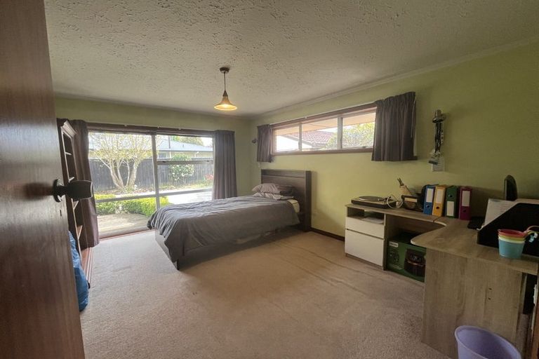Photo of property in 218 Memorial Avenue, Burnside, Christchurch, 8053