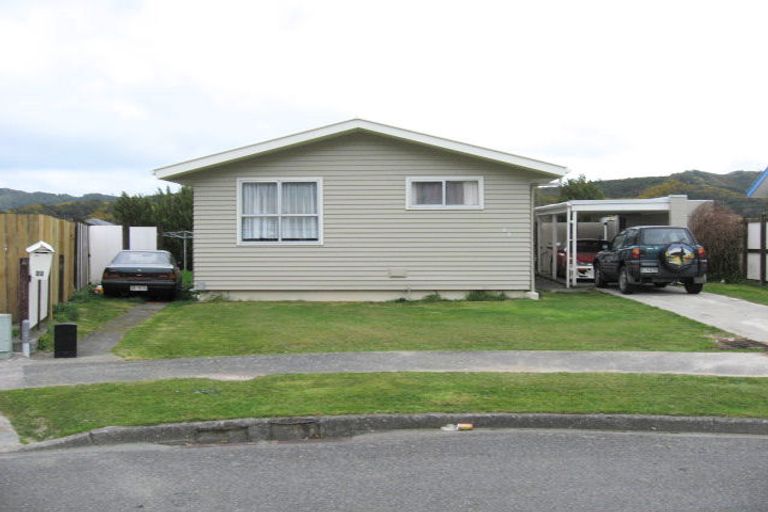 Photo of property in 22 Dewsbury Grove, Wainuiomata, Lower Hutt, 5014