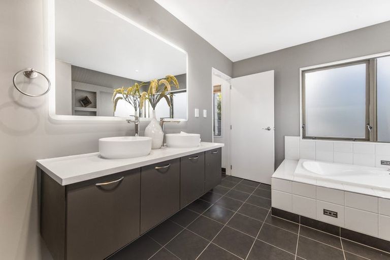 Photo of property in 13 Reynard Terrace, Conifer Grove, Takanini, 2112